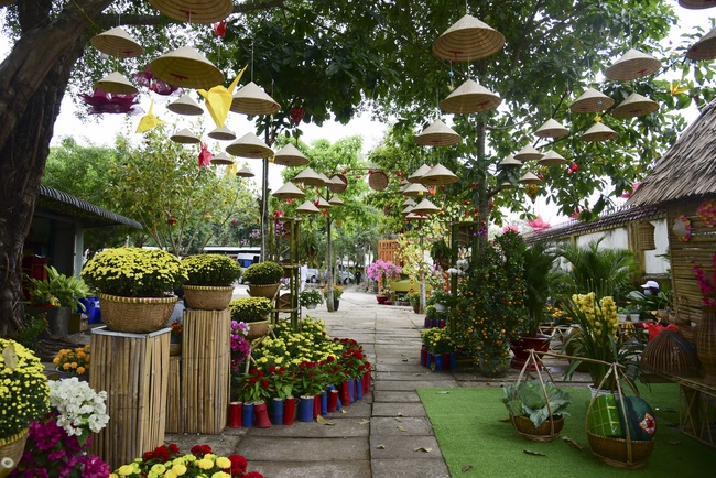 Pilgrimage, kowtow Buddha, offering at the beginning of the year