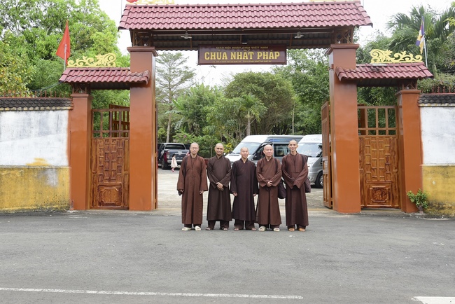 Pilgrimage, kowtow Buddha, offering at the beginning of the year