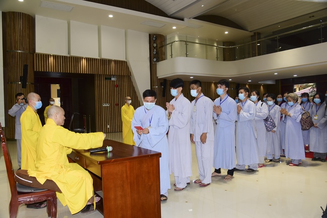 Pilgrimage, kowtow Buddha, offering at the beginning of the year