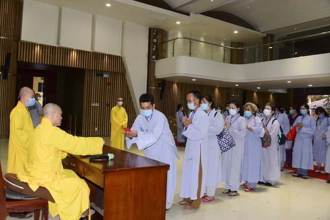 Pilgrimage, kowtow Buddha, offering at the beginning of the year