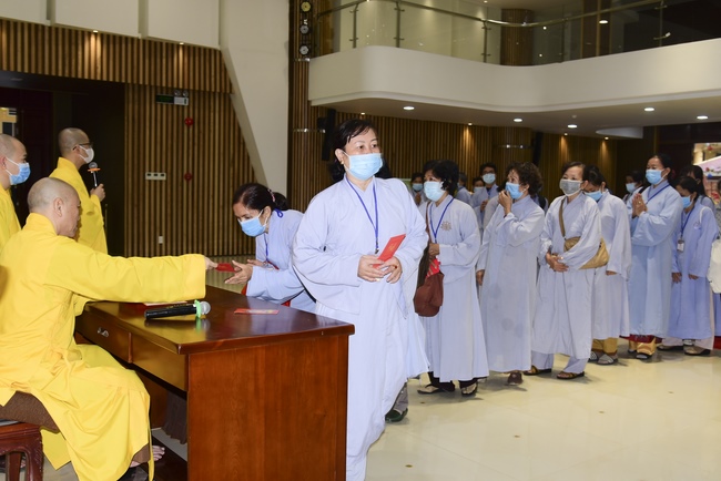 Pilgrimage, kowtow Buddha, offering at the beginning of the year