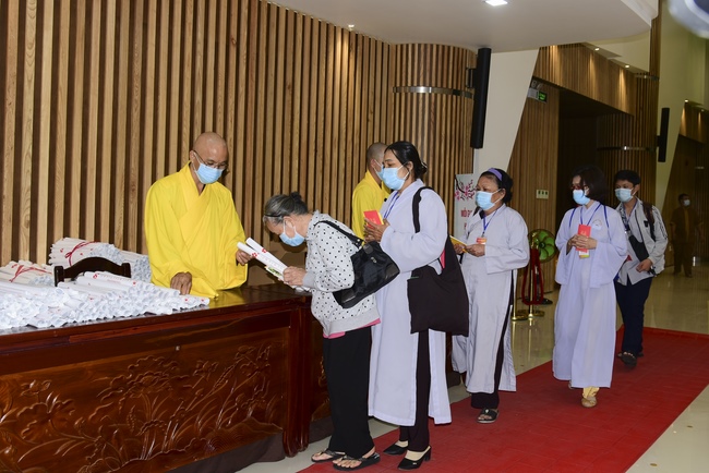 Pilgrimage, kowtow Buddha, offering at the beginning of the year
