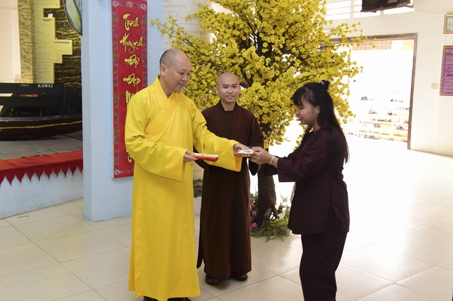 Nhóm Hộ pháp nhận quà cuối năm