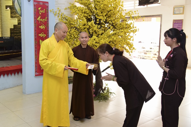 Nhóm Hộ pháp nhận quà cuối năm