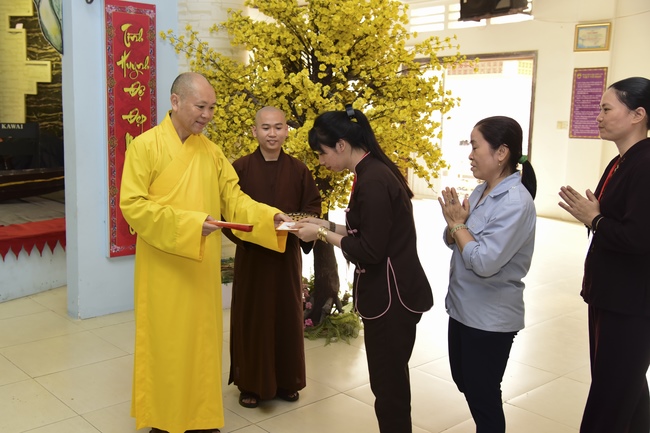 Nhóm Hộ pháp nhận quà cuối năm