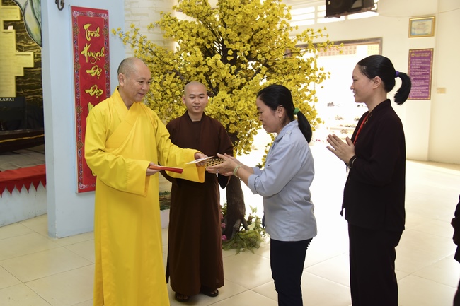 Nhóm Hộ pháp nhận quà cuối năm