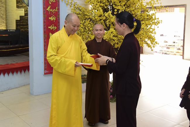 Nhóm Hộ pháp nhận quà cuối năm