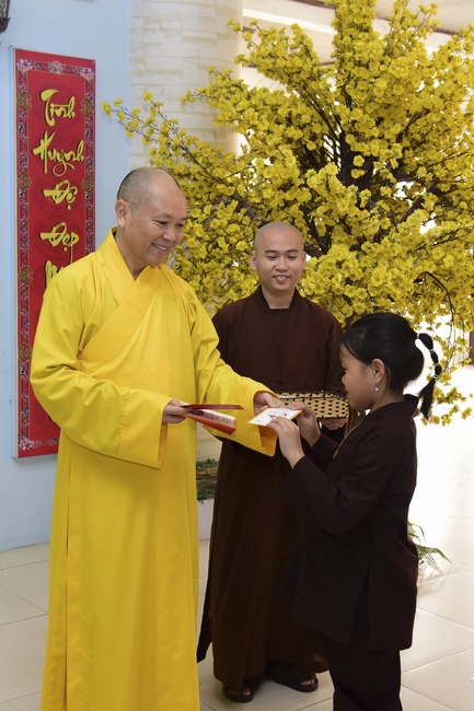 Nhóm Hộ pháp nhận quà cuối năm