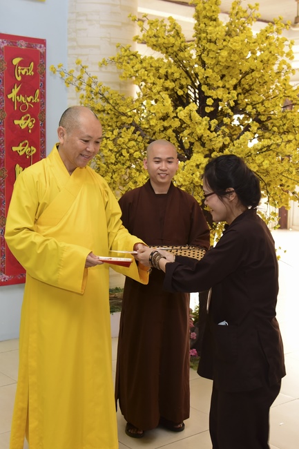 Nhóm Hộ pháp nhận quà cuối năm