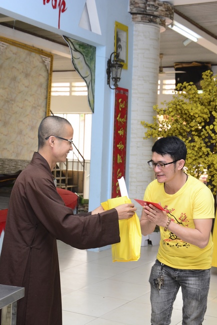 Nhóm Hộ pháp nhận quà cuối năm