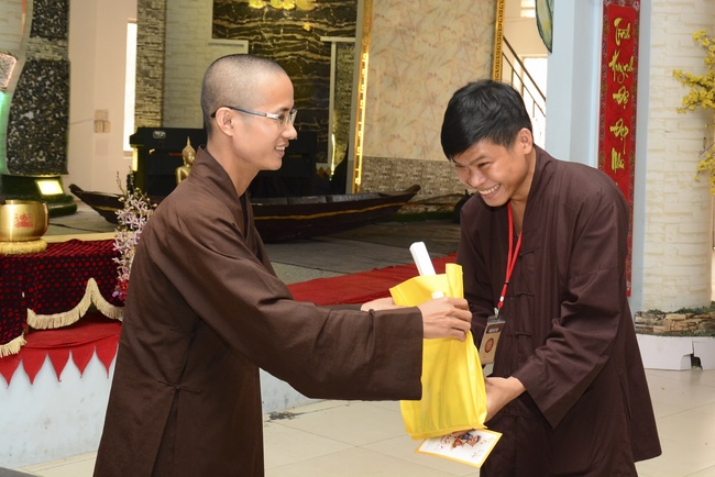 Nhóm Hộ pháp nhận quà cuối năm