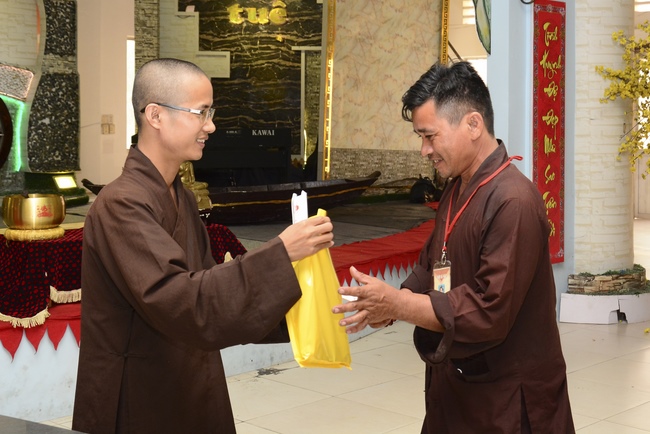 Nhóm Hộ pháp nhận quà cuối năm