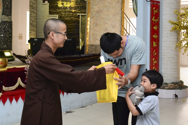 Nhóm Hộ pháp nhận quà cuối năm