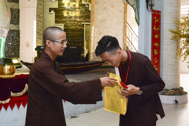 Nhóm Hộ pháp nhận quà cuối năm