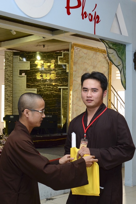 Nhóm Hộ pháp nhận quà cuối năm