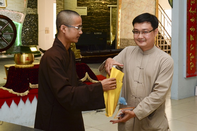 Nhóm Hộ pháp nhận quà cuối năm