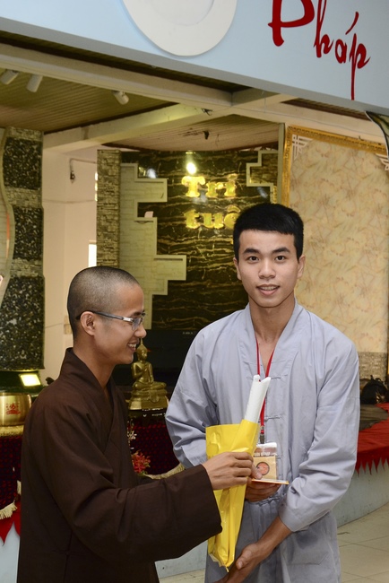 Nhóm Hộ pháp nhận quà cuối năm