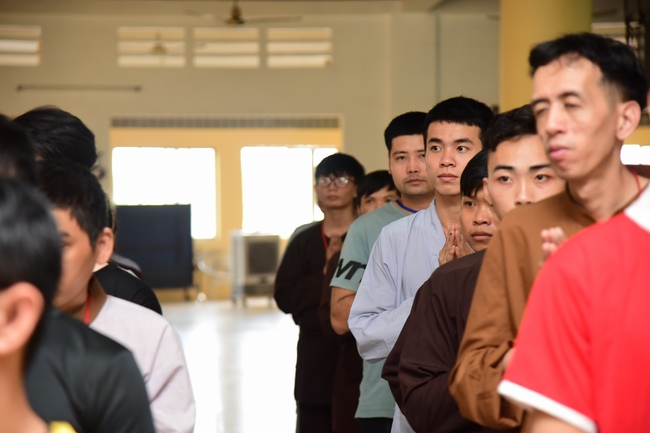 Nhóm Hộ pháp nhận quà cuối năm