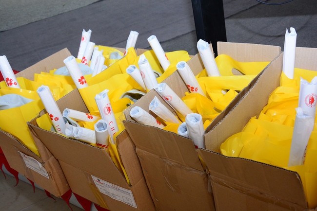 Nhóm Hộ pháp nhận quà cuối năm