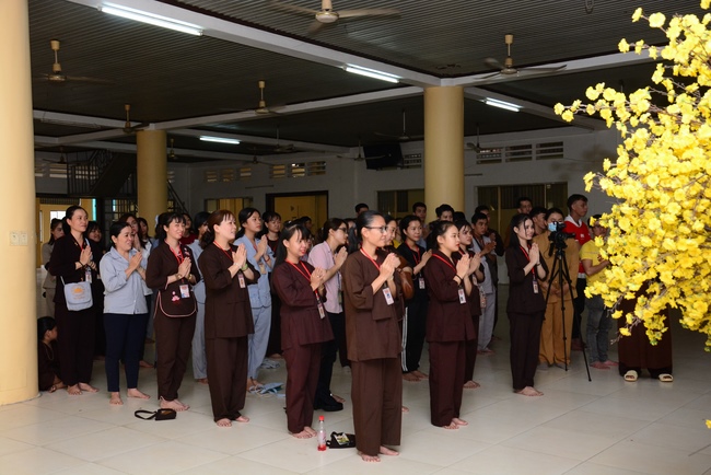 Nhóm Hộ pháp nhận quà cuối năm