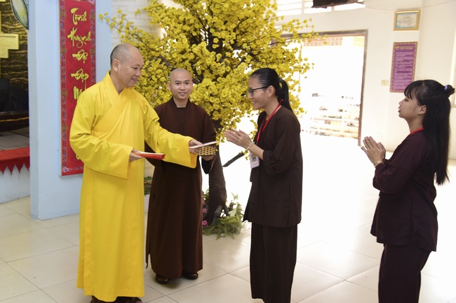 Nhóm Hộ pháp nhận quà cuối năm