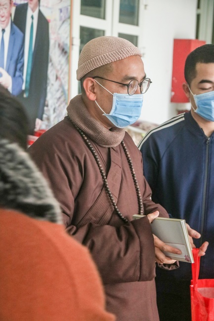 Hoa Phuc pagoda visiting and giving Tet gifts at Son La