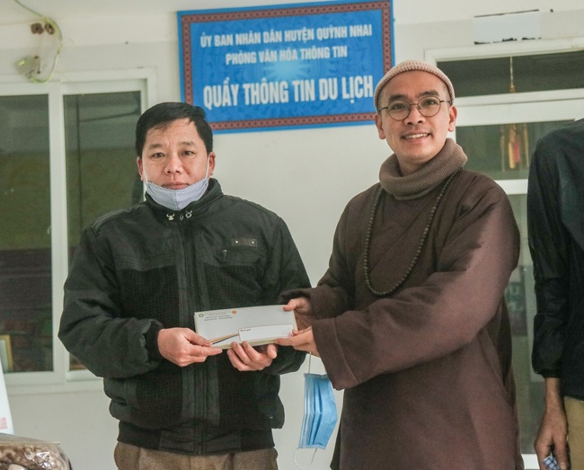 Hoa Phuc pagoda visiting and giving Tet gifts at Son La