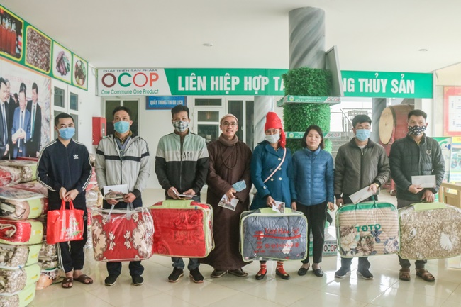 Hoa Phuc pagoda visiting and giving Tet gifts at Son La