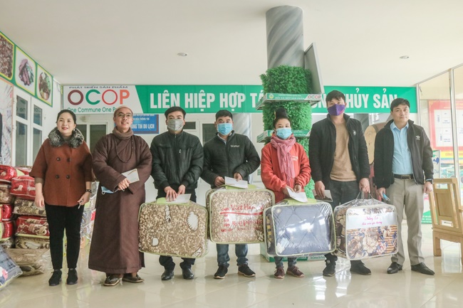 Hoa Phuc pagoda visiting and giving Tet gifts at Son La