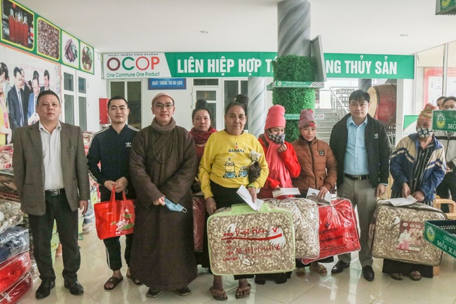 Hoa Phuc pagoda visiting and giving Tet gifts at Son La