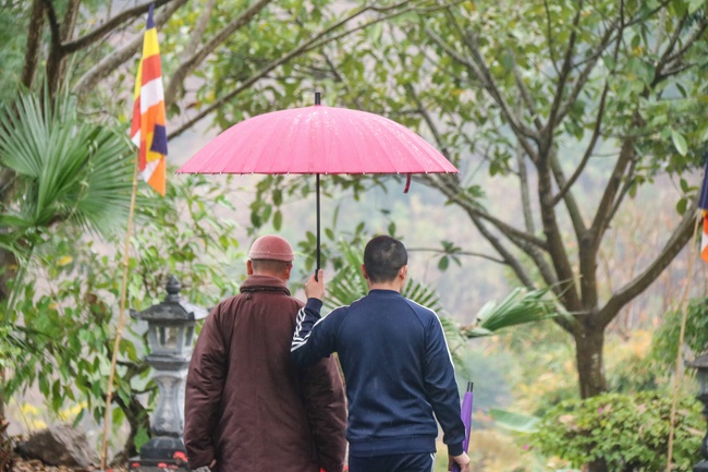 Hoa Phuc pagoda visiting and giving Tet gifts at Son La
