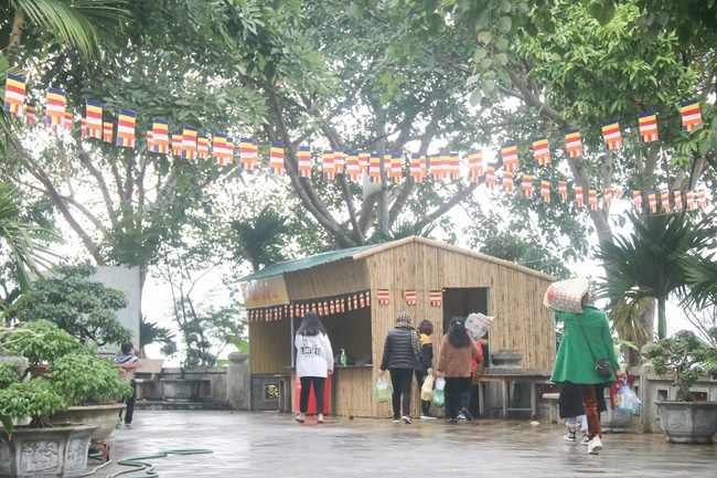 Hoa Phuc pagoda visiting and giving Tet gifts at Son La