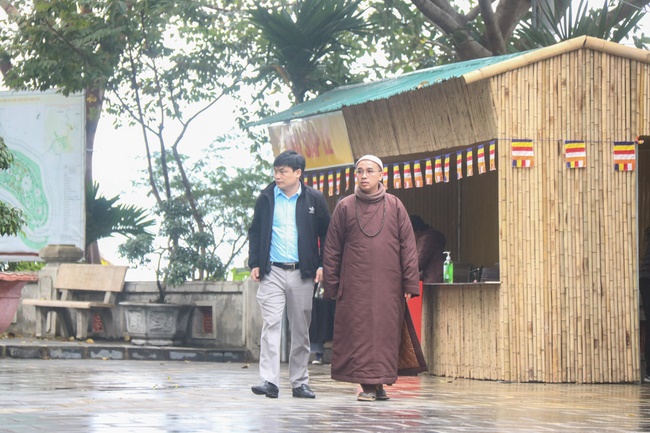 Hoa Phuc pagoda visiting and giving Tet gifts at Son La