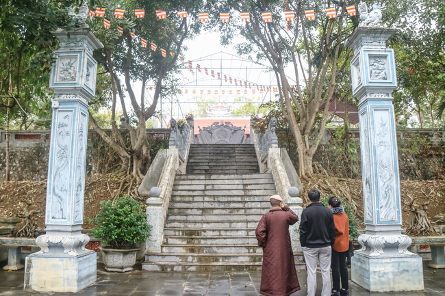 Hoa Phuc pagoda visiting and giving Tet gifts at Son La