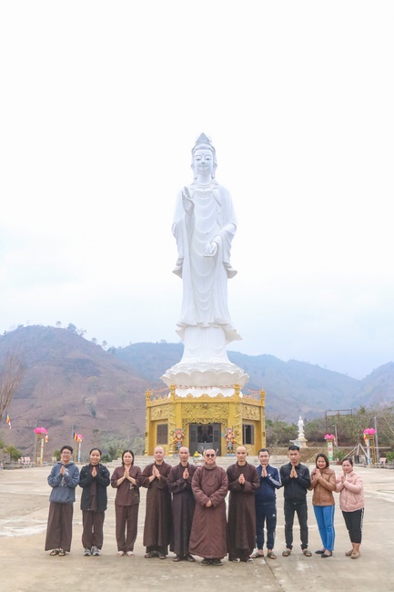 Hoa Phuc pagoda visiting and giving Tet gifts at Son La