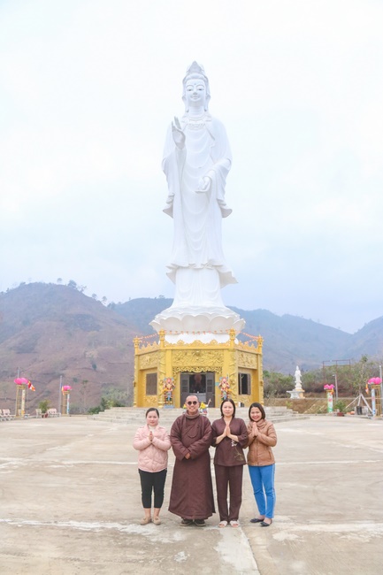 Hoa Phuc pagoda visiting and giving Tet gifts at Son La