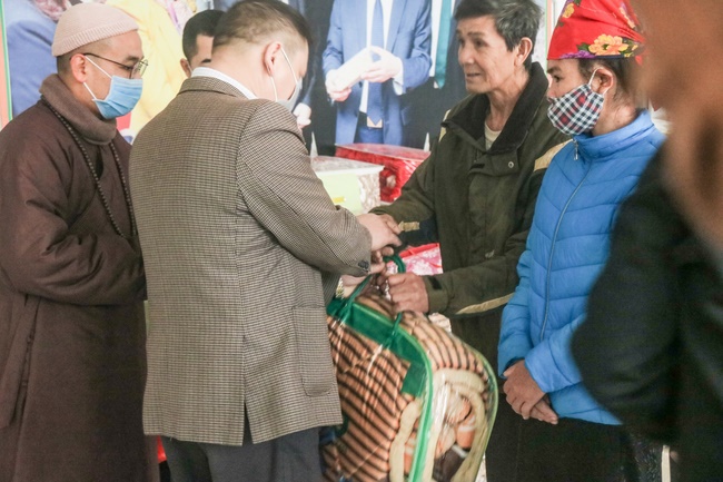 Hoa Phuc pagoda visiting and giving Tet gifts at Son La