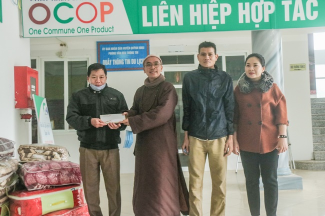 Hoa Phuc pagoda visiting and giving Tet gifts at Son La