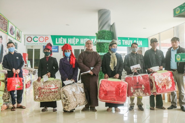 Hoa Phuc pagoda visiting and giving Tet gifts at Son La