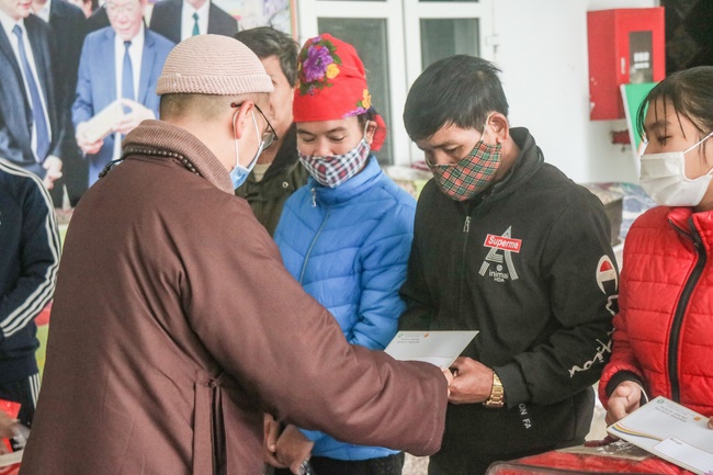 Hoa Phuc pagoda visiting and giving Tet gifts at Son La
