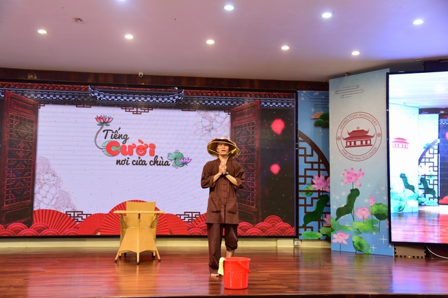 GALA program “Laughter at the Temple Gate”.