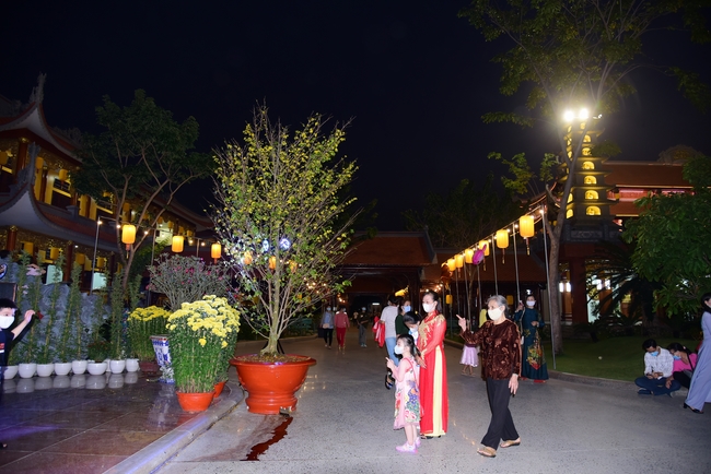 Offerings to Vinh Nghiem Monastery