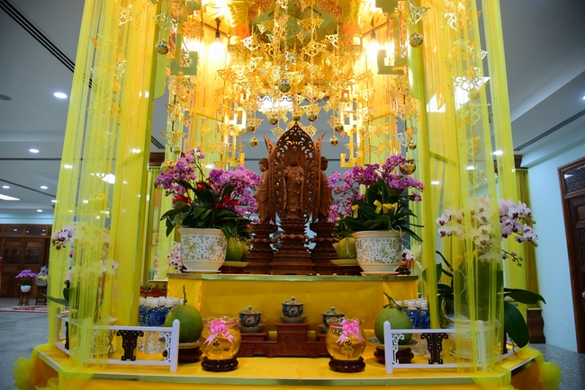 Offerings to Vinh Nghiem Monastery