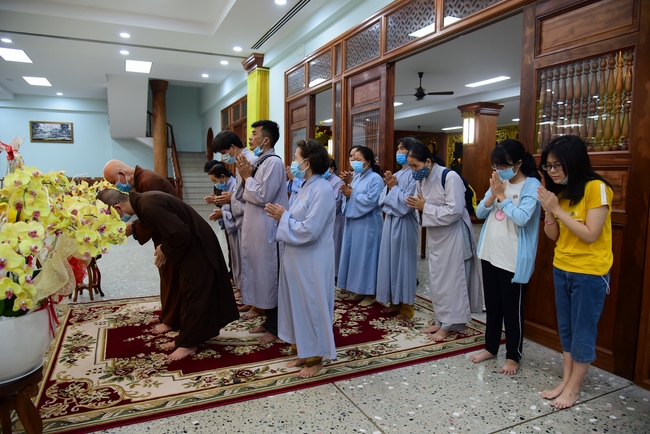 Offerings to Vinh Nghiem Monastery