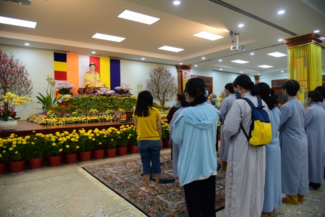 Offerings to Vinh Nghiem Monastery
