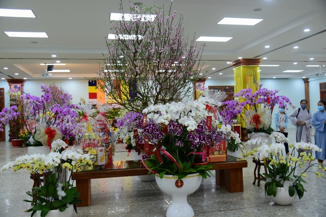 Offerings to Vinh Nghiem Monastery