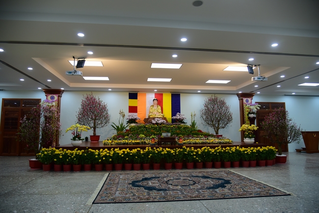 Offerings to Vinh Nghiem Monastery