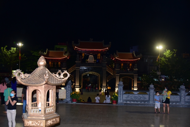 Offerings to Vinh Nghiem Monastery
