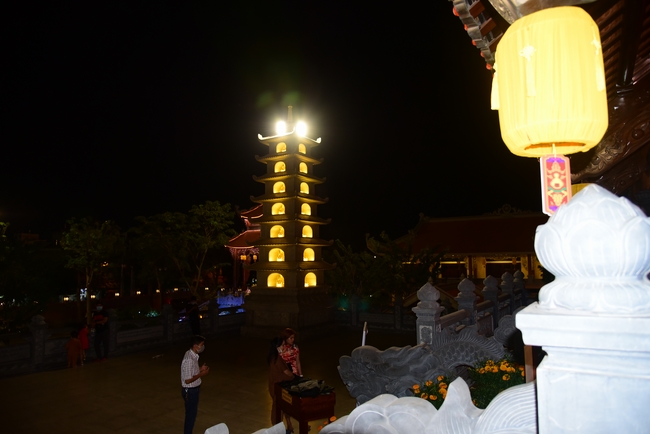 Offerings to Vinh Nghiem Monastery