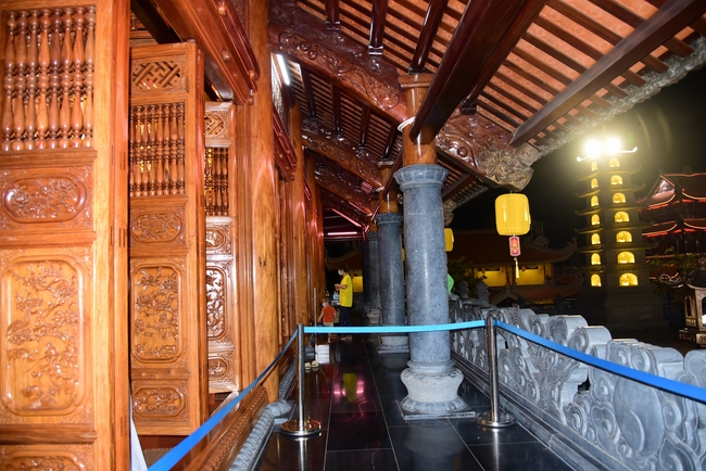 Offerings to Vinh Nghiem Monastery